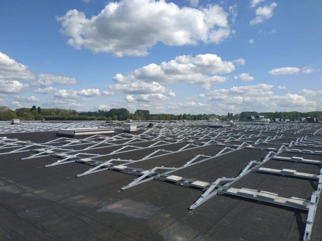 Grote werf met zonnepanelen MijnEPB Mega installatie zonnepark